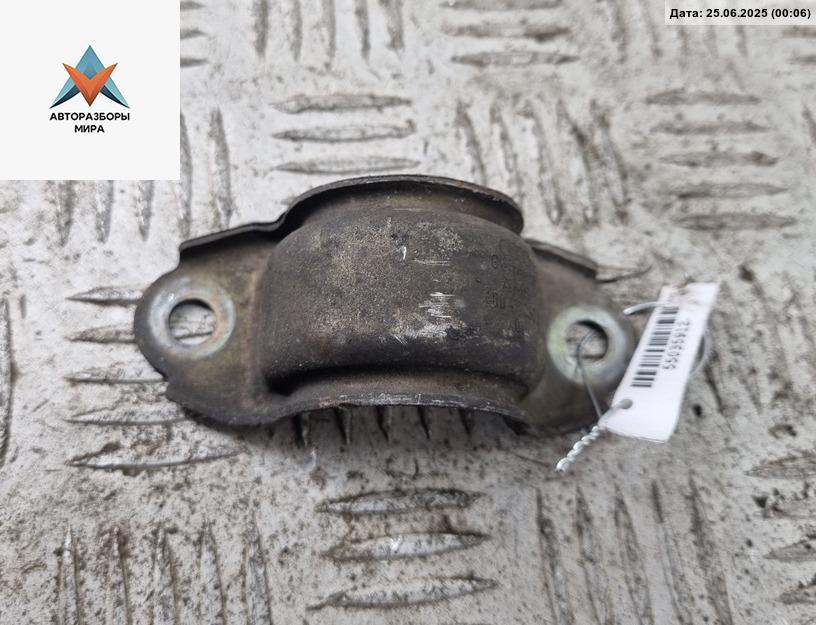 крепление стабилизатора / втулки стабилизатора Volkswagen Passat B5 1997, 1.6 л., бензин, МКПП, серый, седан, 4D0411336D - фото №1