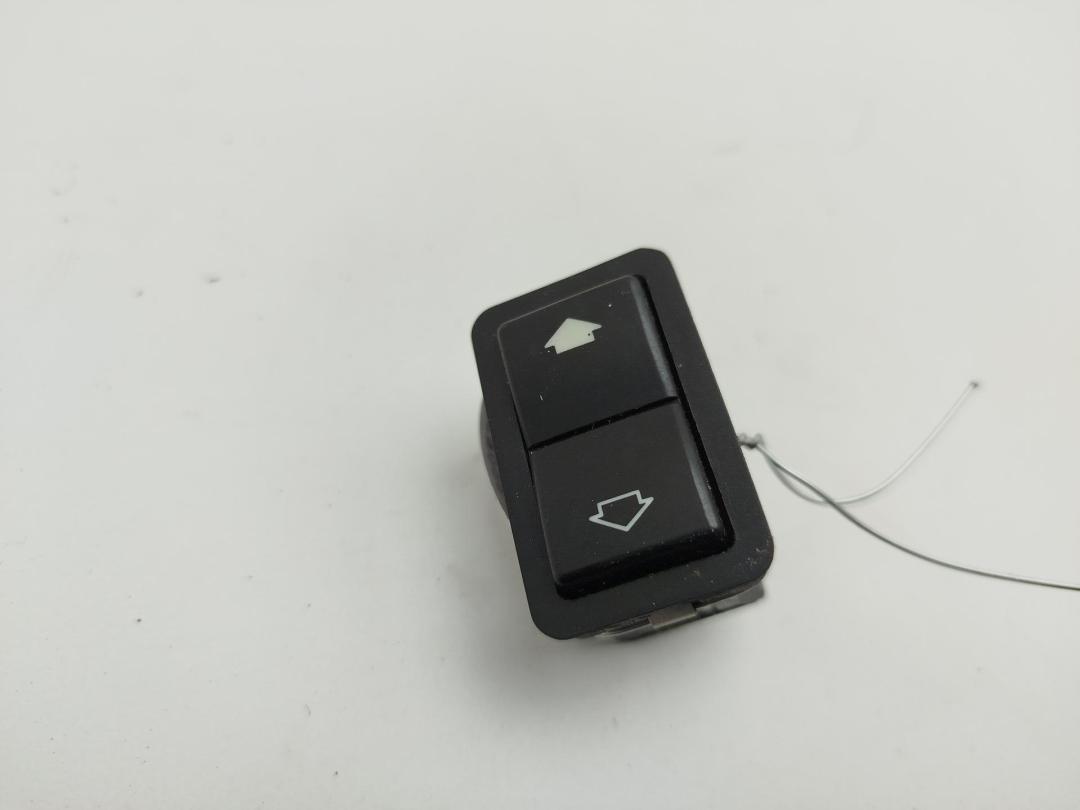 кнопка стеклоподъемника переднего правого BMW 5 E39 1996, 2.0 л., бензин, МКПП, серый, седан, 8368974
