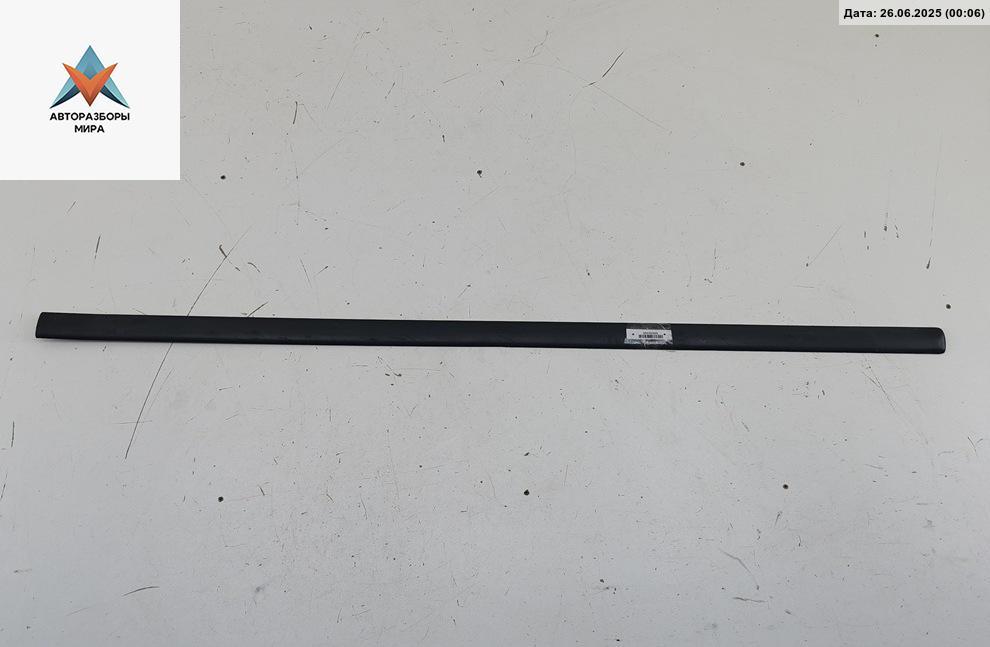 молдинг двери передней правой Volkswagen Bora 1 поколение 2001, 2.0 л., бензин, МКПП, чёрный, седан, 1J4853516 - фото №1