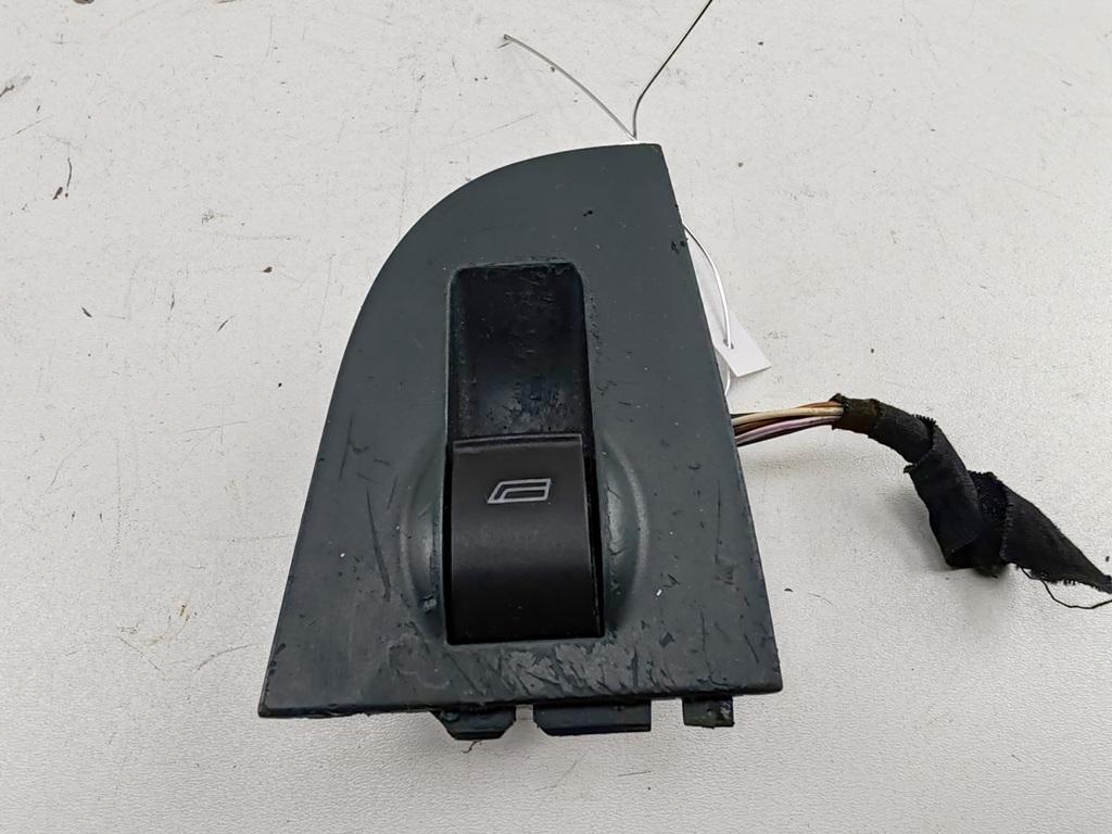 кнопка стеклоподъемника переднего правого Audi A6 C5 1998, 2.4 л., бензин, АКПП, серый, седан, 4B0959855