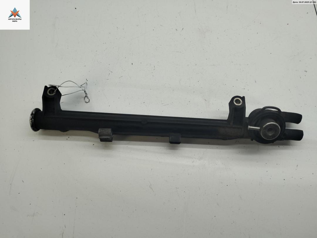 топливная рампа Volkswagen Passat B4 1996, 1.6 л., бензин, МКПП, зелёный, универсал, 037133317N - фото №1