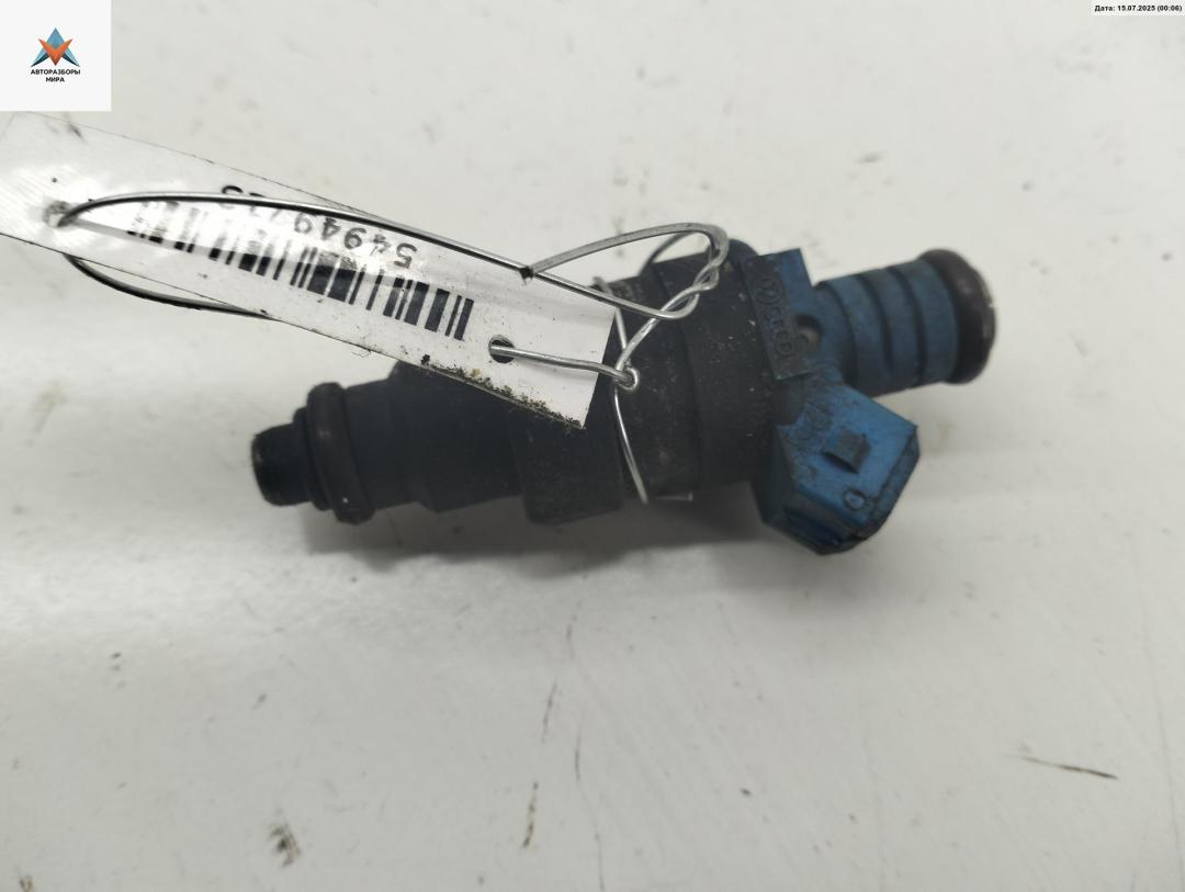 форсунка Volkswagen Passat B4 1996, 1.6 л., бензин, МКПП, зелёный, универсал, 037906031AD - фото №1