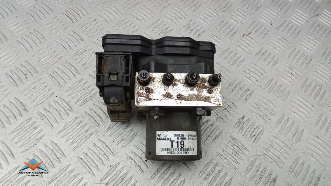 блок ABS Hyundai Santa Fe 3 поколение (DM) 2012, 2.2 л., дизель, АКПП, внедорожник 5 дв., 589202W980 - фото №1
