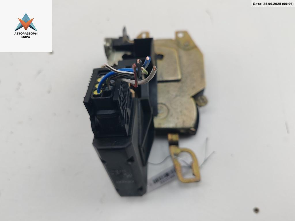 замок двери передней правой BMW 3 серия E36 1991, 1.8 л., бензин, МКПП, серый, седан, 8122418 - фото №1