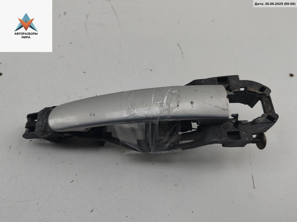 ручка наружная передняя левая Volkswagen Passat B5 1997, 1.6 л., бензин, МКПП, серый, седан, 3B0837207 - фото №1