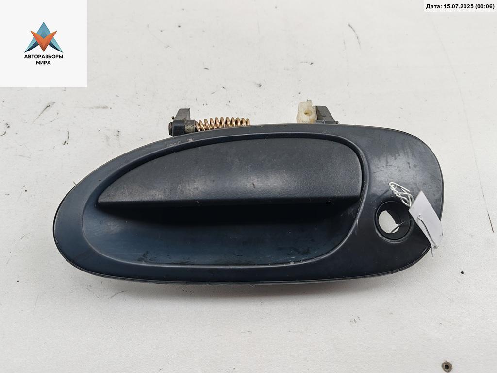 ручка наружная передняя левая Mazda 323 BA 1997, 1.5 л., бензин, МКПП, синий, хетчбэк 5 дв., FL2 - фото №1