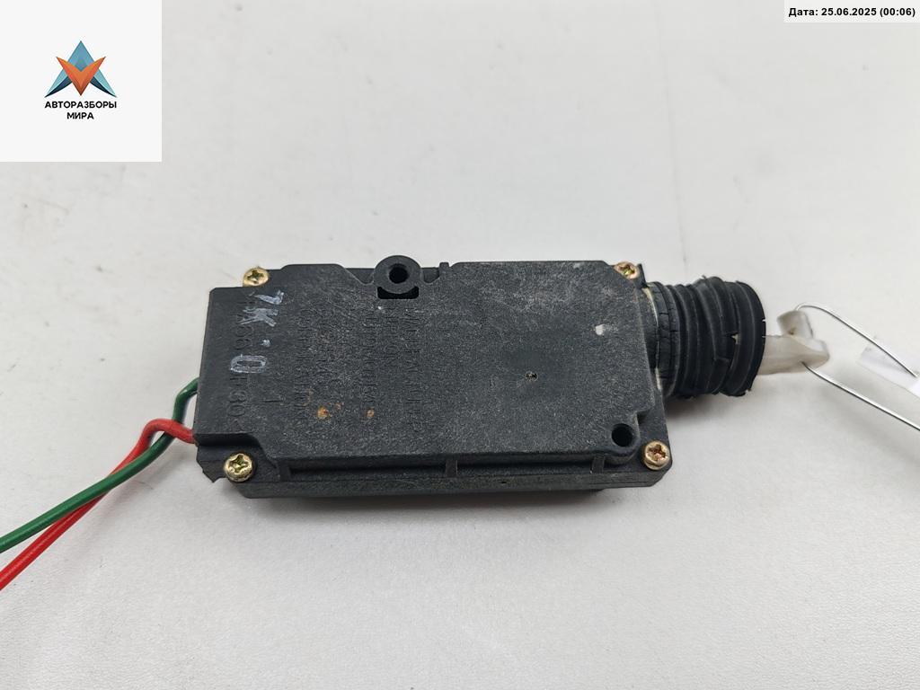 активатор (привод) замка двери Mazda 323 BA 1997, 1.5 л., бензин, МКПП, синий, хетчбэк 5 дв. - фото №1