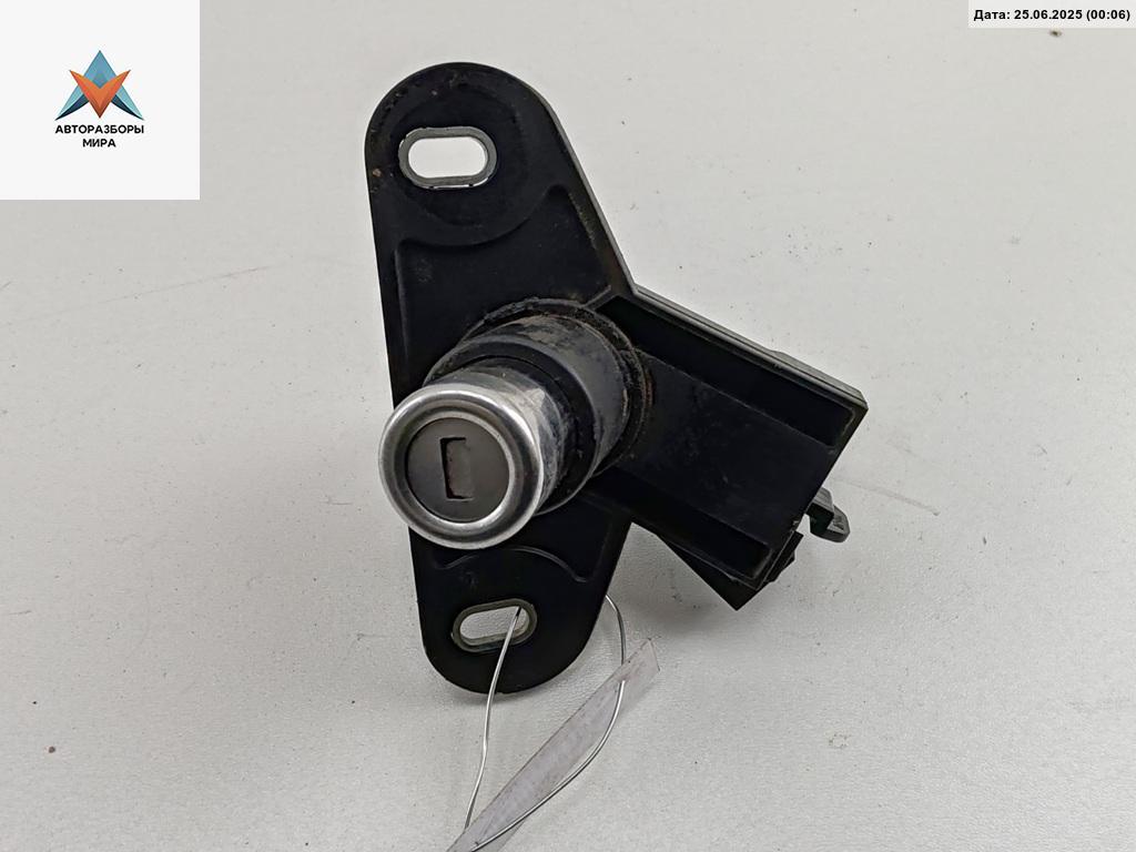 кнопка открытия багажника Opel Omega B 1997, 2.0 л., бензин, АКПП, жёлтый, универсал - фото №1