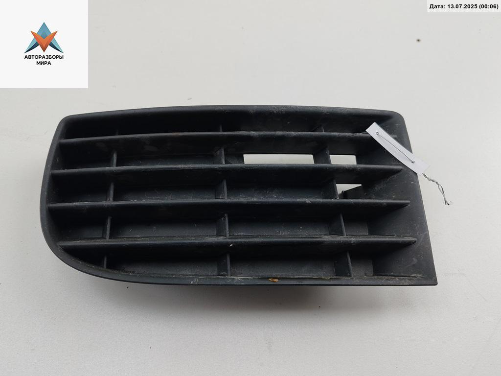 заглушка (решетка) в бампер Volkswagen Golf 5 поколение 2005, 1.4 л., бензин, МКПП, серый, хетчбэк 3 дв., 1K0853665 - фото №1