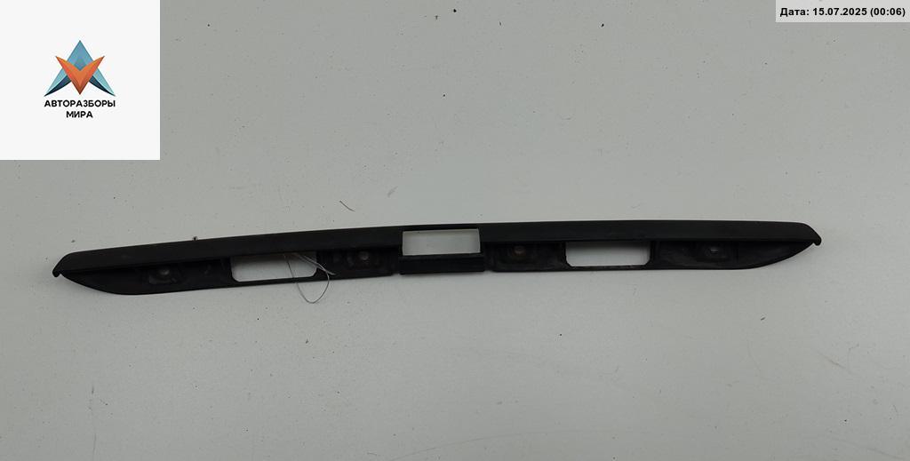 накладка подсветки номера Volkswagen Golf 3 поколение 1995, 1.6 л., бензин, МКПП, красный, хетчбэк 3 дв., 1H682757 - фото №1