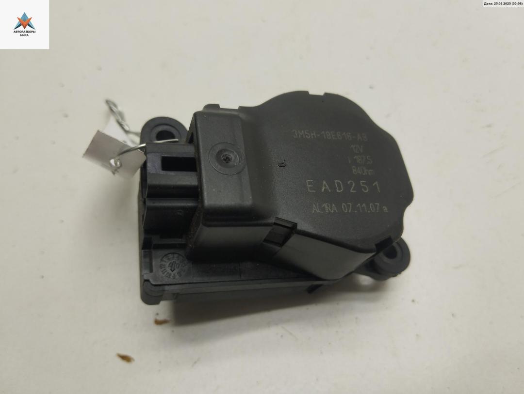 моторчик заслонки печки Ford Mondeo 4 поколение 2007, 2.0 л., дизель, АКПП, серый, универсал, 3M5H19E616AB - фото №1