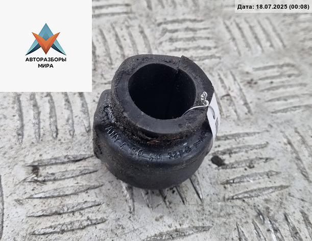 крепление стабилизатора / втулки стабилизатора Volkswagen Passat B5 1997, 1.6 л., бензин, МКПП, серый, седан, 4D0411327G - фото №1