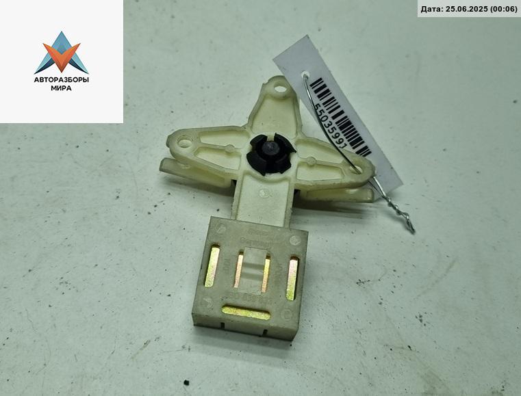 кронштейн (крепление) Volkswagen Passat B5 1999, 1.8 л., бензин, МКПП, синий, универсал, 3B0839833 - фото №1