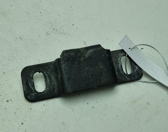 кронштейн (крепление) Volkswagen Passat B5+ (GP) 2004, 2.0 л., дизель, МКПП, серый, универсал, 4D0260427