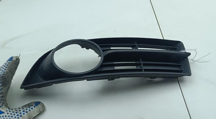 заглушка (решетка) в бампер Volkswagen Touran 1 поколение 2005, 2.0 л., дизель, АКПП, красный, минивэн, 1T0853665A - фото №1
