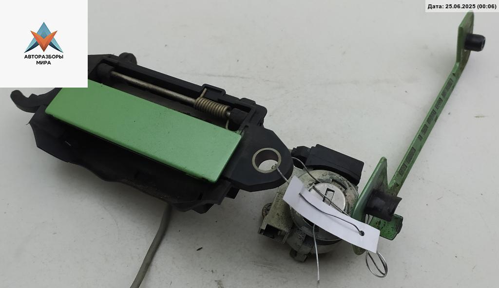 ручка наружная передняя правая Audi A3 8L 1997, 1.6 л., бензин, МКПП, зелёный, хетчбэк 3 дв., 4A0837206D - фото №1