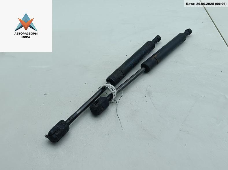 амортизатор крышки багажника (3-5 двери) Audi 80 8C/B4 1992, 2.0 л., бензин, МКПП, серый, седан, 8A5827552 - фото №1