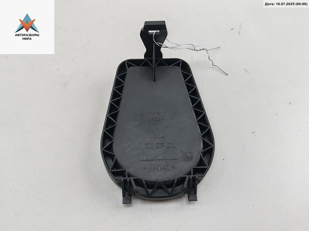 Крышка (заглушка) задняя фары Volkswagen Touran 1 поколение 2004, 1.9 л., дизель, АКПП, красный, минивэн, 1305239232 - фото №1