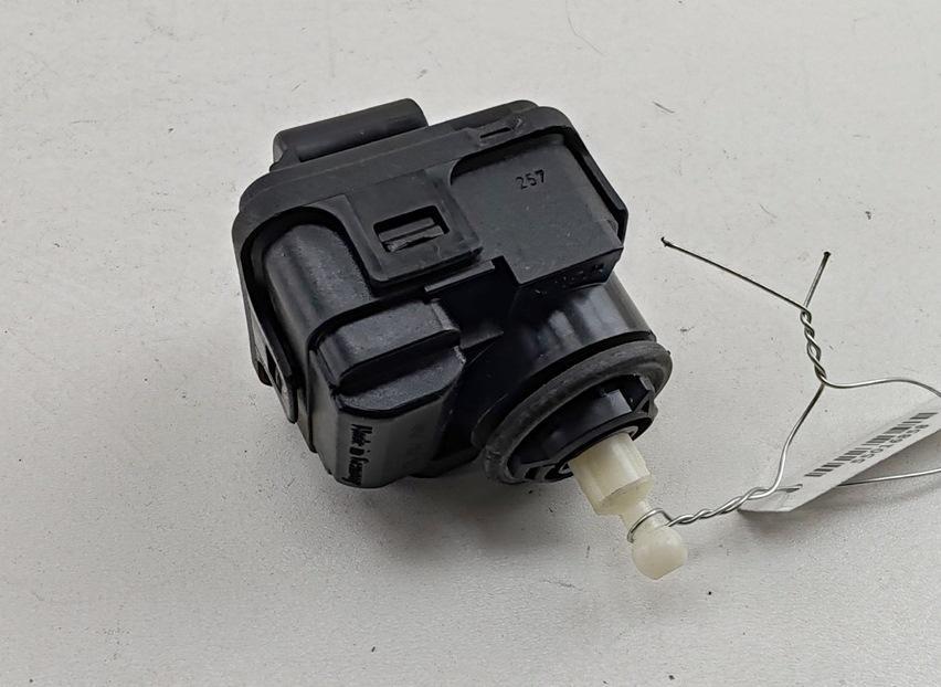 корректор фар Audi A6 4B/C5 1997, 2.4 л., бензин, АКПП, чёрный, седан, 8L0941295 - фото №1