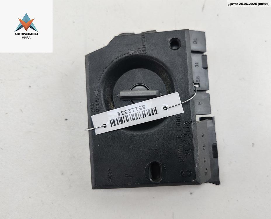 панель заднего левого фонаря Audi 80 8C/B4 1992, 2.0 л., бензин, МКПП, серый, седан, 29632102 - фото №1