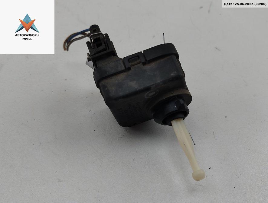 корректор фар Audi A4 B5 1995, 1.8 л., бензин, МКПП, красный, седан, 0307852315 - фото №1