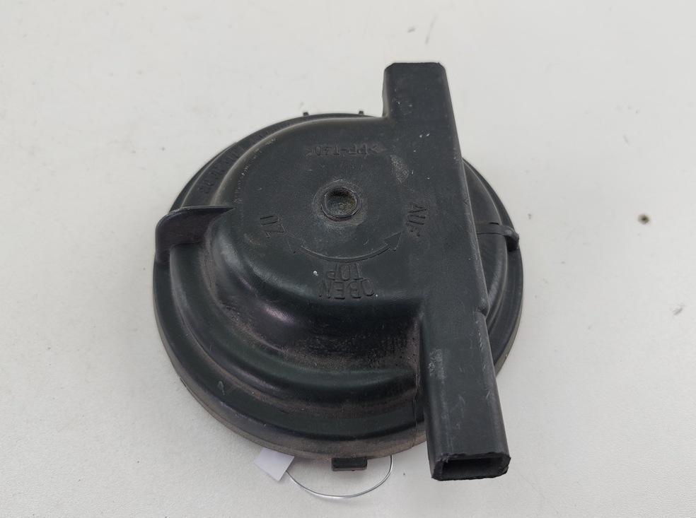 Крышка (заглушка) задняя фары Audi 80 8C/B4 1992, 2.0 л., бензин, МКПП, красный, седан, 1305219013 - фото №1