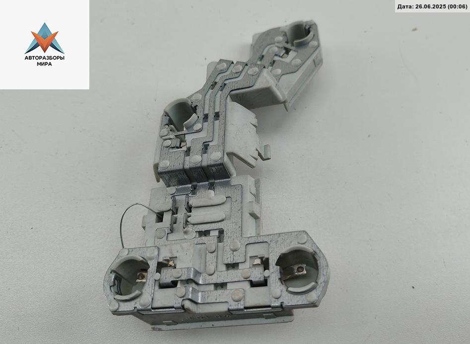 панель заднего левого фонаря Volvo S40 2 поколение 2004, 2.4 л., бензин, МКПП, чёрный, универсал, 28129007 - фото №1