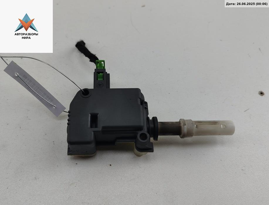 активатор замка багажника Audi A4 B6 2002, 2.5 л., дизель, АКПП, серый, универсал, 4B9962115 - фото №1