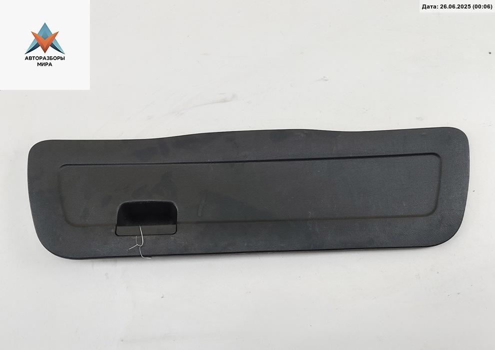 обшивка крышки багажника Volkswagen Golf 3 поколение 1996, 1.6 л., бензин, МКПП, красный, хетчбэк 5 дв., 1H6867605A - фото №1