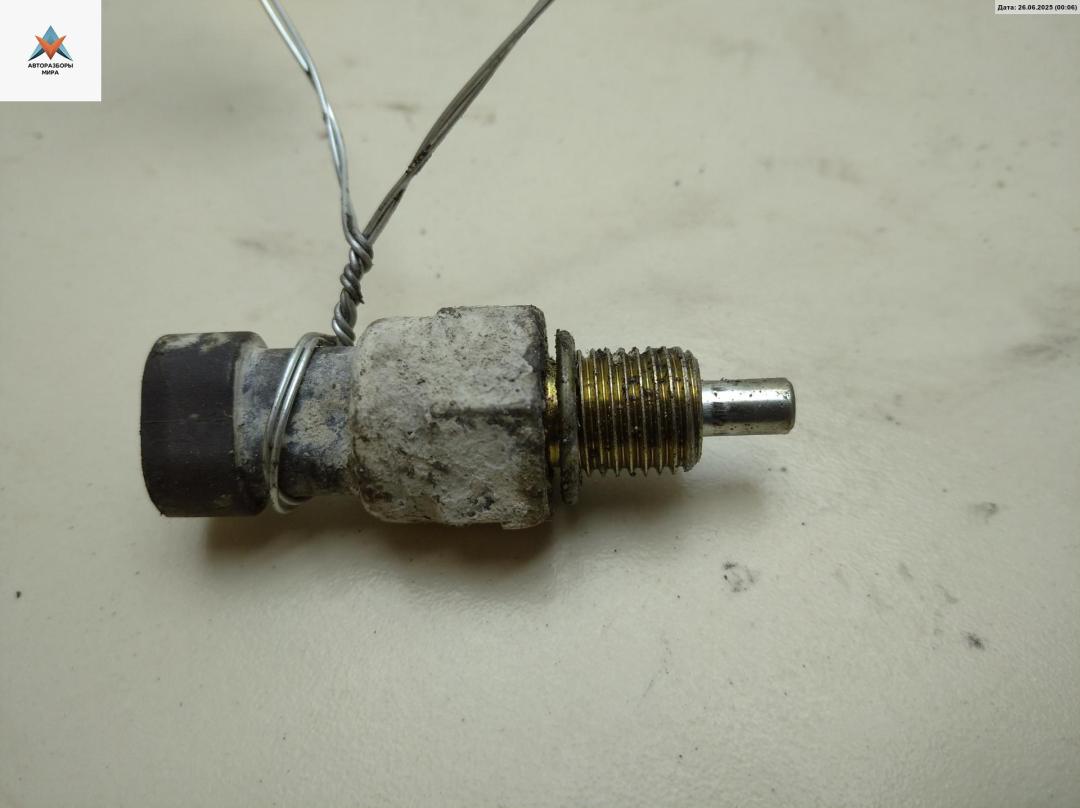 Датчик включения заднего хода (лягушка) IVECO Daily 2 поколение 1996, 2.8 л., дизель, МКПП, жёлтый, микроавтобус - фото №1