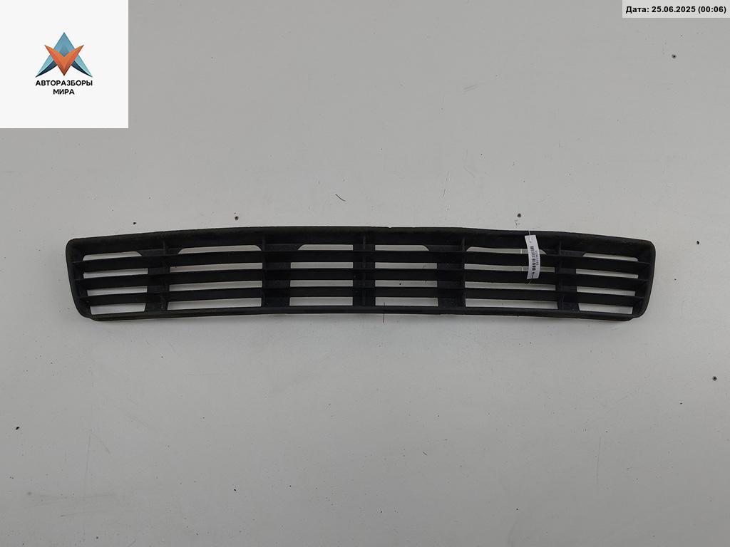 заглушка (решетка) в бампер Audi A4 B5 1995, 1.8 л., бензин, МКПП, красный, седан, 8D0807683 - фото №1