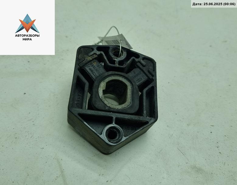 кронштейн (крепление) Skoda Fabia 2 поколение (5J) 2007, 1.2 л., бензин, МКПП, красный, хетчбэк 5 дв., 1U0121367 - фото №1