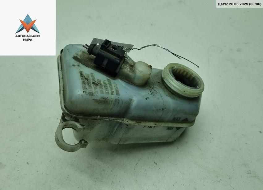 бачок тормозной жидкости Skoda Fabia 2 поколение (5J) 2007, 1.2 л., бензин, МКПП, красный, хетчбэк 5 дв. - фото №1