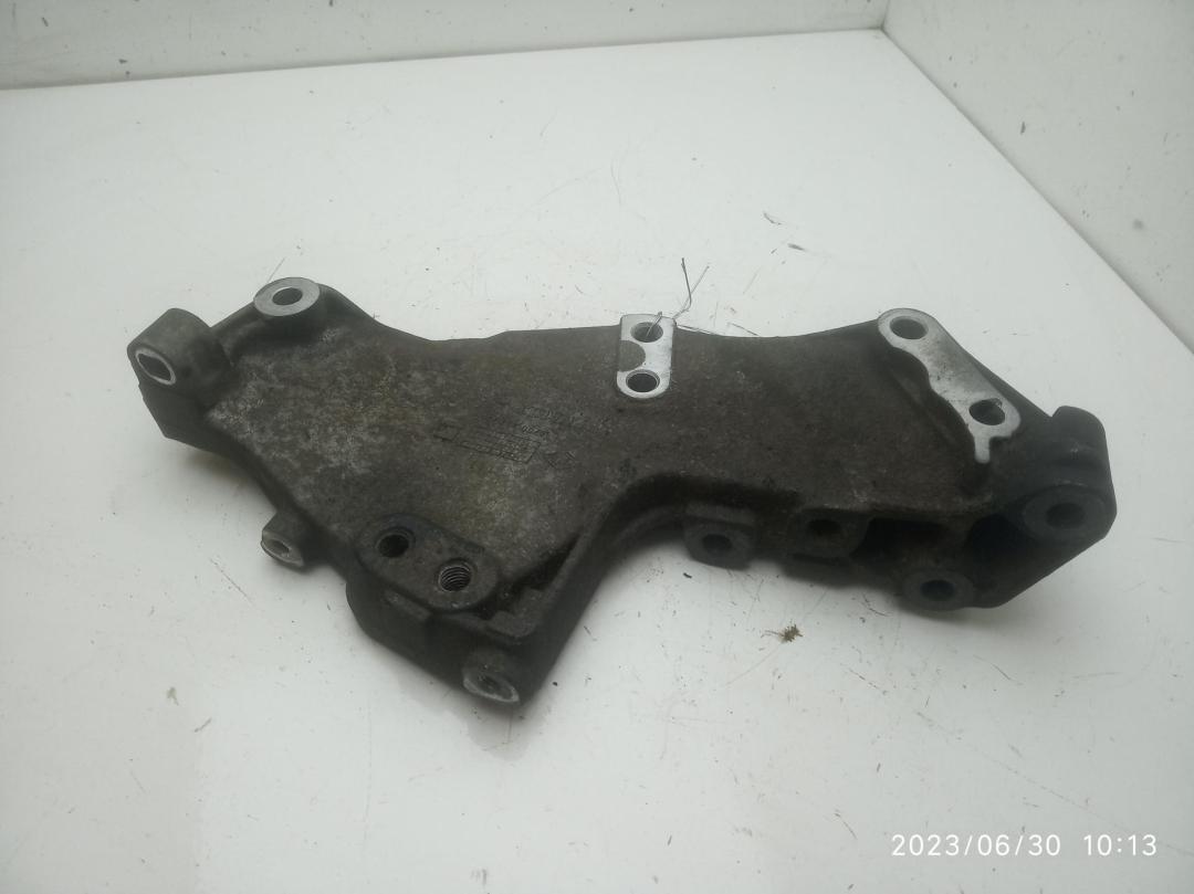 кронштейн (крепление) Opel Vivaro A 2007, 2.0 л., дизель, 8200399938