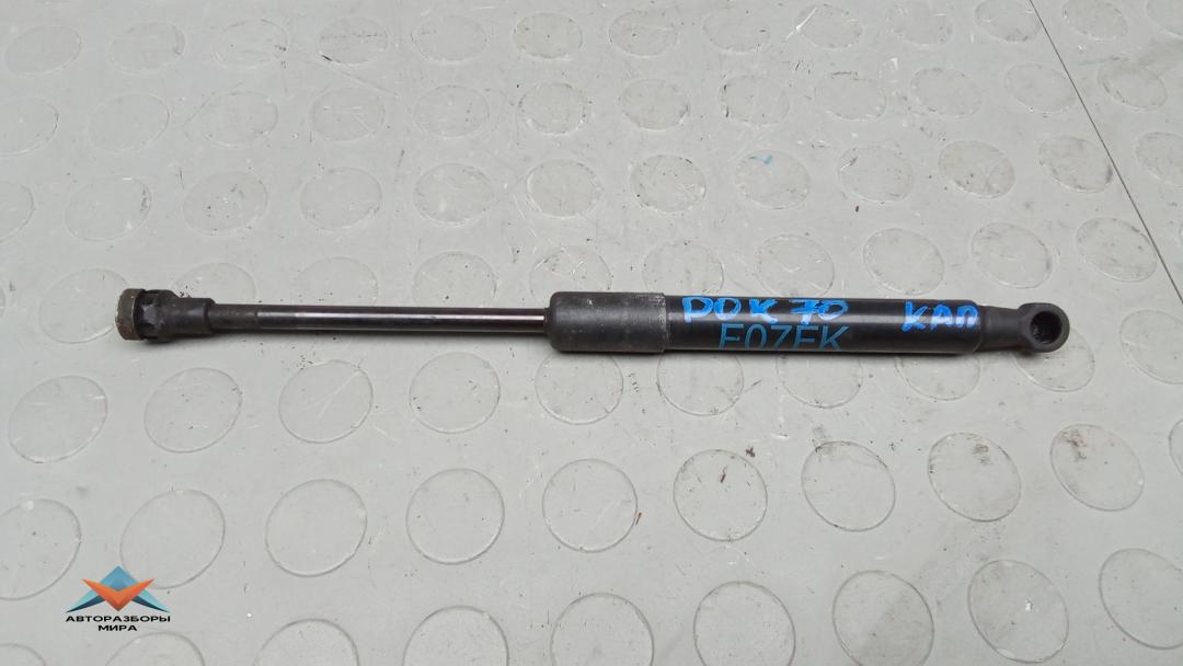 амортизатор капота BMW 5 серия F07/F10/F11 2011, 3.0 л., D 530d, дизель, АКПП, хетчбэк 5 дв. - фото №1