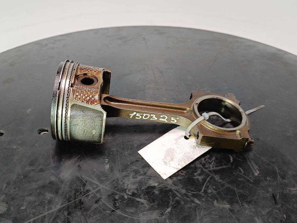 поршень Mazda 6 GG 2004, цвет - фото №1