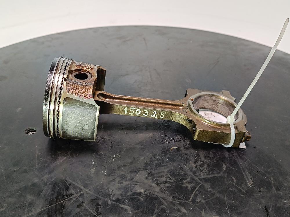 поршень Mazda 6 GG 2004, цвет - фото №1