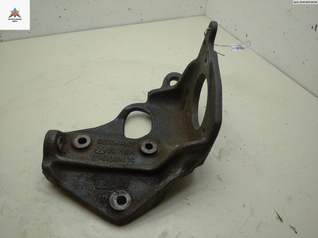 кронштейн ТНВД Volkswagen Transporter T4 1994, 2.4 л., дизель, МКПП, белый, микроавтобус, 074130147C - фото №1