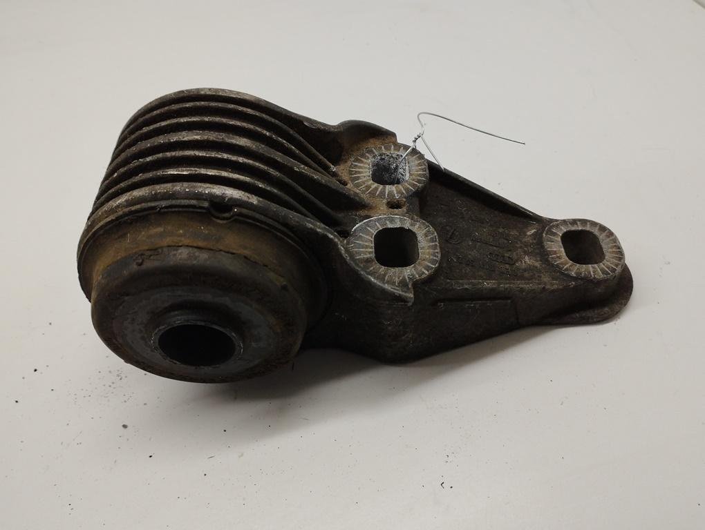 кронштейн (крепление) Audi A6 C5 1998, 2.4 л., бензин, МКПП, чёрный, универсал, 8E0501521M