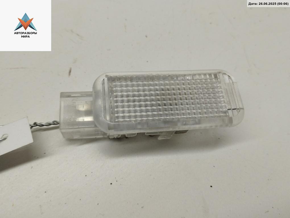 фонарь салона (плафон) Audi A4 B7 2004, 2.5 л., дизель, АКПП, серый, универсал, 4B0947415 - фото №1