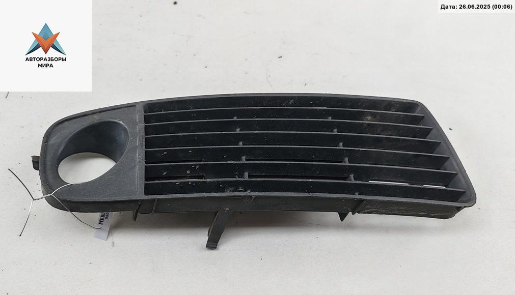 заглушка (решетка) в бампер Audi A6 4B/C5 1997, 2.4 л., бензин, АКПП, зелёный, седан, 4B0807682 - фото №1