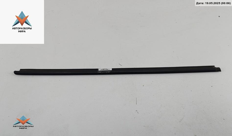 Молдинг стекла двери наружный Volkswagen Bora 1 поколение 2002, 2.3 л., бензин, МКПП, серый, универсал - фото №1