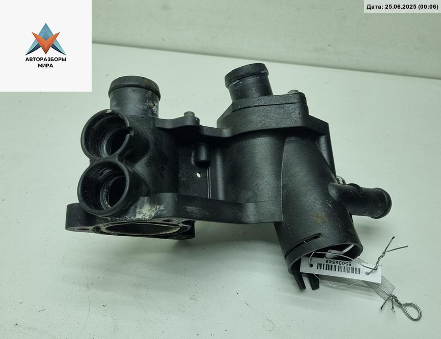 фланец (тройник) системы охлаждения Volkswagen Golf 3 поколение 1997, 1.6 л., бензин, МКПП, красный, хетчбэк 5 дв., 032121111 - фото №1