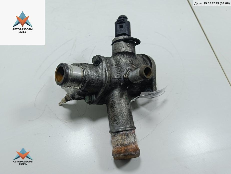 фланец (тройник) системы охлаждения Volkswagen Golf 4 поколение 2005, 1.9 л., дизель, МКПП, серый, универсал, 038121133A - фото №1