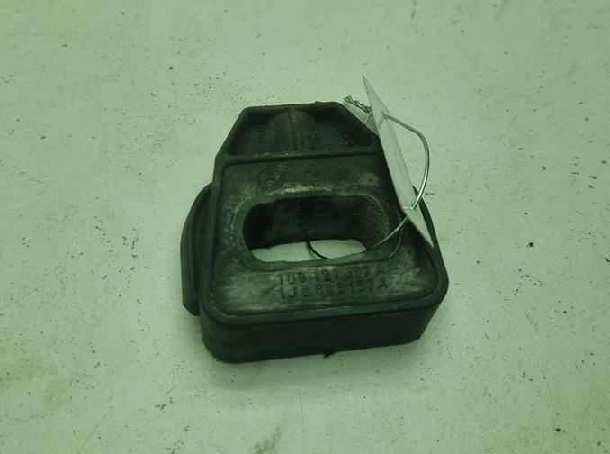 кронштейн радиатора Volkswagen Bora 2001, 2.0 л., бензин, МКПП, чёрный, седан, 1J0806157A