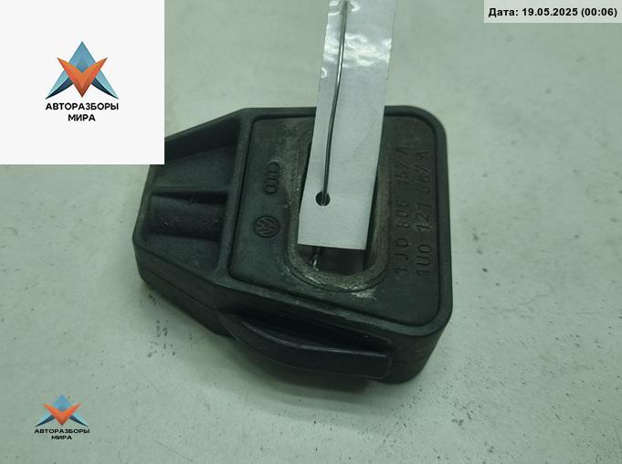 кронштейн радиатора Volkswagen Golf 4 поколение 2000, 1.9 л., дизель, МКПП, синий, хетчбэк 5 дв., 1U0121367A - фото №1