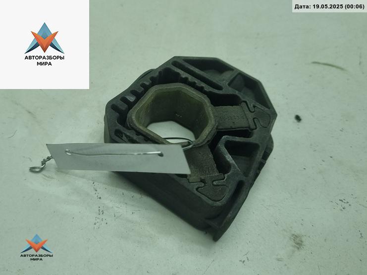 кронштейн радиатора Volkswagen Golf 5 поколение 2007, 1.4 л., бензин, МКПП, серый, хетчбэк 5 дв., 1K0121367D - фото №1