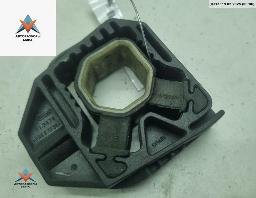 кронштейн радиатора Volkswagen Golf 5 поколение 2005, 1.9 л., дизель, МКПП, серый, хетчбэк 5 дв., 1K0121367D - фото №1