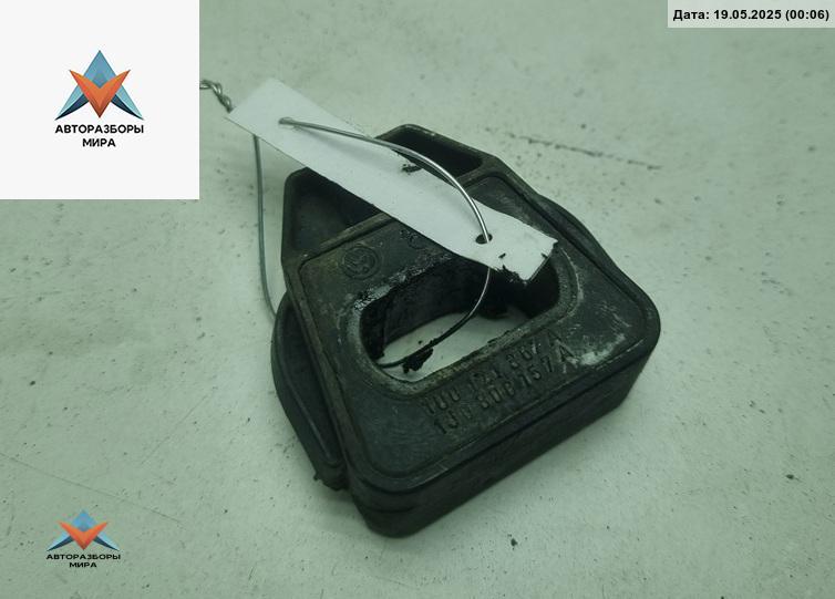 кронштейн радиатора Volkswagen Bora 1 поколение 2001, 2.0 л., бензин, МКПП, чёрный, седан, 1U0121367A - фото №1
