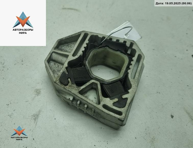 кронштейн радиатора Volkswagen Golf 5 поколение 2005, 1.9 л., дизель, МКПП, серый, хетчбэк 5 дв., 1K0121367 - фото №1